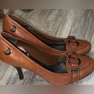 Nine West Classic Buckle Heels: Size 7.5 EUC!